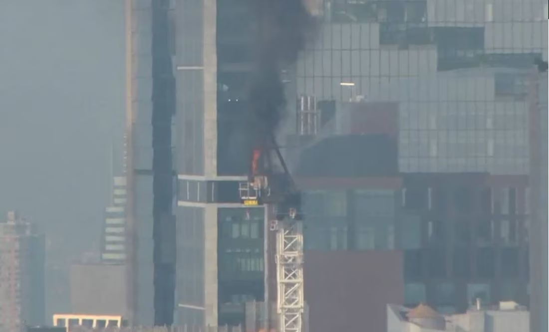 Grúa de construcción se incendia y su brazo choca contra edificio en Manhattan. Foto: AP