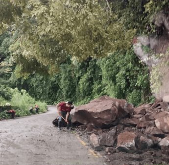 Deslave obstruye vialidad en la carretera Misantla-Xalapa