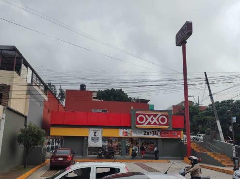 Asaltan OXXO de 20 de Noviembre en Xalapa y huyen en taxi