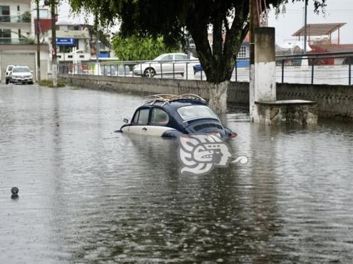 Aguacero en Xalapa deja calles y avenidas inundadas