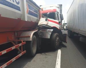 Colisionan camiones de carga sobre la autopista en Acayucan