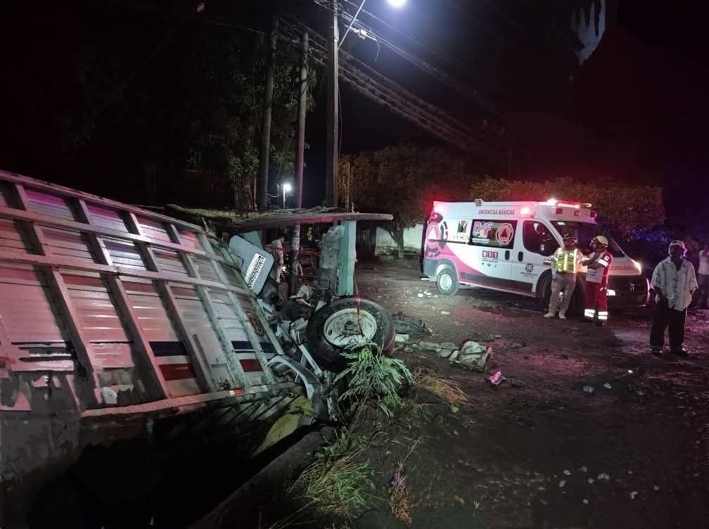 Muere operador de Tráiler al quedar prensado en su cabina.